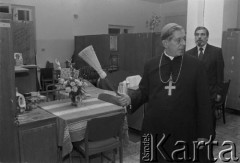 1995, Warszawa, Polska.
Uroczystość poświęcenia noclegowni, n/z Prymas Polski kardynał Józef Glemp.
Fot. Kacper M. Krajewski, zbiory Ośrodka KARTA

