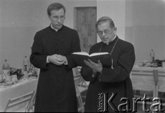 1995, Warszawa, Polska.
Uroczystość poświęcenia noclegowni, n/z Prymas Polski kardynał Józef Glemp (z prawej).
Fot. Kacper M. Krajewski, zbiory Ośrodka KARTA

