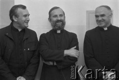 1995, Warszawa, Polska.
Uroczystość poświęcenia noclegowni, n/z księża katoliccy.
Fot. Kacper M. Krajewski, zbiory Ośrodka KARTA

