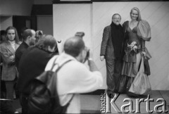 1995, Warszawa, Polska.
Ewa Tylecka, Miss Polonia '95 oraz projektant mody Jerzy Antkowiak pozują fotoreporterom.
Fot. Kacper M. Krajewski, zbiory Ośrodka KARTA