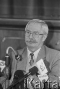 1995, Warszawa, Polska.
Konferencja prasowa kandydata na prezydenta RP Aleksandra Kwaśniewskiego, n/z Jerzy Milewski.
Fot. Kacper M. Krajewski, zbiory Ośrodka KARTA