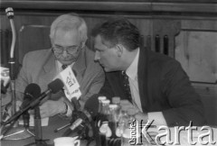 1995, Warszawa, Polska.
Konferencja prasowa kandydata na prezydenta RP Aleksandra Kwaśniewskiego, n/z od lewej: Jerzy Milewski, Aleksander Kwaśniewski.
Fot. Kacper M. Krajewski, zbiory Ośrodka KARTA