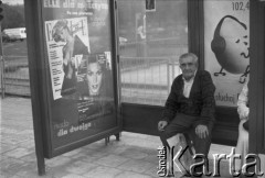 1995, Warszawa, Polska.
Mężczyzna w wiacie przystankowej.
Fot. Kacper M. Krajewski, zbiory Ośrodka KARTA