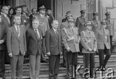 1995, Warszawa, Polska.
Uroczystość odsłonięcia obelisku „Poległym Policjantom – Rzeczpospolita Polska” przed Komendą Główną Policji, na zdjęciu w środku minister spraw wewnętrznych Andrzej Milczanowski, obok niego z prawej komendant główny Policji Jerzy Stańczyk.
Fot. Kacper M. Krajewski, zbiory Ośrodka KARTA