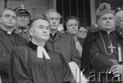 1995, Warszawa, Polska.
Uroczystość odsłonięcia obelisku „Poległym Policjantom – Rzeczpospolita Polska” przed Komendą Główną Policji, na zdjęciu goście.
Fot. Kacper M. Krajewski, zbiory Ośrodka KARTA