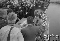 16.10.1995, Warszawa, Polska.
Kandydatka na urząd Prezydenta RP Hanna Gronkiewicz-Waltz (z prawej) i fotoreporterzy na pokładzie statku wycieczkowego po Wiśle. Z lewej fotoreporter Teodor Walczak, u góry Michał Kamiński.
Fot. Kacper M. Krajewski, zbiory Ośrodka KARTA