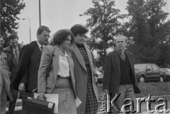 16.10.1995, Warszawa, Polska.
Kandydatka na urząd Prezydenta RP Hanna Gronkiewicz-Waltz (C) wchodzi na pokład statku wycieczkowego po Wiśle w towarzystwie działaczy ekologicznych. Z lewej Michał Kamiński.
Fot. Kacper M. Krajewski, zbiory Ośrodka KARTA