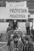 16.10.1995, Warszawa, Polska.
Kandydatka na urząd Prezydenta RP Hanna Gronkiewicz-Waltz (u dołu) wchodzi na pokład statku wycieczkowego po Wiśle w towarzystwie działaczy ekologicznych.
Fot. Kacper M. Krajewski, zbiory Ośrodka KARTA