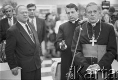 18.10.1995, Warszawa, Polska.
Uroczystość poświęcenia wyremontowanego urzędu Poczty Głównej przy ulicy Świętokrzyskiej, na zdjęciu z prawej Prymas Polski kardynał Józef Glemp.
Fot. Kacper M. Krajewski, zbiory Ośrodka KARTA

