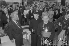18.10.1995, Warszawa, Polska.
Uroczystość poświęcenia wyremontowanego urzędu Poczty Głównej przy ulicy Świętokrzyskiej, na zdjęciu z prawej Prymas Polski kardynał Józef Glemp.
Fot. Kacper M. Krajewski, zbiory Ośrodka KARTA

