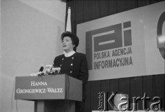 1995, Warszawa, Polska.
Kandydatka na urząd Prezydenta RP Hanna Gronkiewicz-Waltz podczas konferencji prasowej w Centrum Prasowym Polskiej Agencji Informacyjnej PAI.
Fot. Kacper M. Krajewski, zbiory Ośrodka KARTA