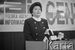 1995, Warszawa, Polska.
Kandydatka na urząd Prezydenta RP Hanna Gronkiewicz-Waltz podczas konferencji prasowej w Centrum Prasowym Polskiej Agencji Informacyjnej PAI.
Fot. Kacper M. Krajewski, zbiory Ośrodka KARTA