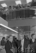 18.10.1995, Warszawa, Polska.
Uroczystość poświęcenia wyremontowanego urzędu Poczty Głównej przy ulicy Świętokrzyskiej, na zdjęciu z lewej Prymas Polski kardynał Józef Glemp.
Fot. Kacper M. Krajewski, zbiory Ośrodka KARTA

