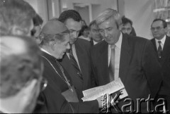 18.10.1995, Warszawa, Polska.
Uroczystość poświęcenia wyremontowanego urzędu Poczty Głównej przy ulicy Świętokrzyskiej, na zdjęciu z lewej Prymas Polski kardynał Józef Glemp.
Fot. Kacper M. Krajewski, zbiory Ośrodka KARTA

