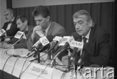 1995, Warszawa, Polska.
Konferencja prasowa liderów Partii Republikanie, na zdjęciu prof. Zbigniew Religa (pierwszy z prawej), Jerzy Eysmontt (drugi z lewej).
Fot. Kacper M. Krajewski, zbiory Ośrodka KARTA