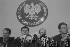 1995, Warszawa, Polska.
Konferencja prasowa działaczy Zjednoczenia Chrześcijańsko-Narodowego, n/z m.in. Ryszard Czarnecki (drugi z lewej), Michał Kamiński (z prawej).
Fot. Kacper M. Krajewski, zbiory Ośrodka KARTA