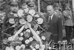 1995, Warszawa, Polska.
Uroczystość odsłonięcia obelisku „Poległym Policjantom – Rzeczpospolita Polska” przed Komendą Główną Policji, na zdjęciu z prawej minister spraw wewnętrznych Andrzej Milczanowski.
Fot. Kacper M. Krajewski, zbiory Ośrodka KARTA