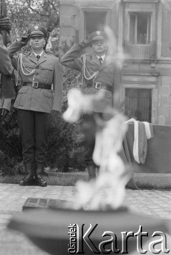 1995, Warszawa, Polska.
Uroczystość odsłonięcia obelisku „Poległym Policjantom – Rzeczpospolita Polska” przed Komendą Główną Policji, na zdjęciu znicz i warta honorowa.
Fot. Kacper M. Krajewski, zbiory Ośrodka KARTA