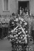 1995, Warszawa, Polska.
Uroczystość odsłonięcia obelisku „Poległym Policjantom – Rzeczpospolita Polska” przed Komendą Główną Policji.
Fot. Kacper M. Krajewski, zbiory Ośrodka KARTA