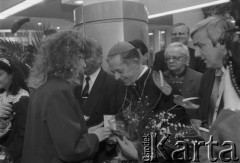 18.10.1995, Warszawa, Polska.
Uroczystość poświęcenia wyremontowanego urzędu Poczty Głównej przy ulicy Świętokrzyskiej, na zdjęciu Prymas Polski kardynał Józef Glemp (w środku).
Fot. Kacper M. Krajewski, zbiory Ośrodka KARTA

