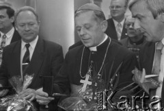 18.10.1995, Warszawa, Polska.
Uroczystość poświęcenia wyremontowanego urzędu Poczty Głównej przy ulicy Świętokrzyskiej, na zdjęciu Prymas Polski kardynał Józef Glemp (w środku).
Fot. Kacper M. Krajewski, zbiory Ośrodka KARTA

