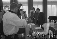 1995, Warszawa, Polska.
Konferencja prasowa kandydata na prezydenta RP Aleksandra Kwaśniewskiego, n/z z prawej strony, od lewej: Danuta Waniek, Jerzy Milewski, Jerzy Szmajdziński, Aleksander Kwaśniewski.
Fot. Kacper M. Krajewski, zbiory Ośrodka KARTA