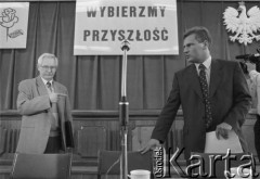 1995, Warszawa, Polska.
Konferencja prasowa kandydata na prezydenta RP Aleksandra Kwaśniewskiego, n/z od lewej: Jerzy Milewski, Aleksander Kwaśniewski.
Fot. Kacper M. Krajewski, zbiory Ośrodka KARTA