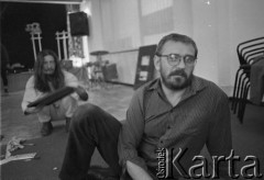 1995, Warszawa, Polska.
Montaż wystawy fotograficznej.
Fot. Kacper M. Krajewski, zbiory Ośrodka KARTA
