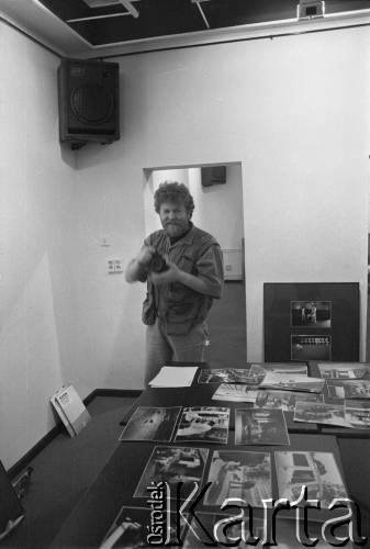1995, Warszawa, Polska.
Montaż wystawy fotograficznej, n/z Kacper M. Krajewski.
Fot. Kacper M. Krajewski, zbiory Ośrodka KARTA
