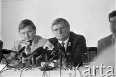 Sierpień 1995, Radzymin k/Warszawy, Polska.
Uroczyste obchody 75 rocznicy Bitwy Warszawskiej, na zdjęciu Prezydent RP Lech Wałęsa (z prawej) podczas konferencji prasowej.
Fot. Kacper M. Krajewski, zbiory Ośrodka KARTA
