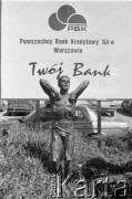 1995, Warszawa, Polska.
Reklama Powszechnego Banku Kredytowego S.A. i rzeźba w trawie.
Fot. Kacper M. Krajewski, zbiory Ośrodka KARTA