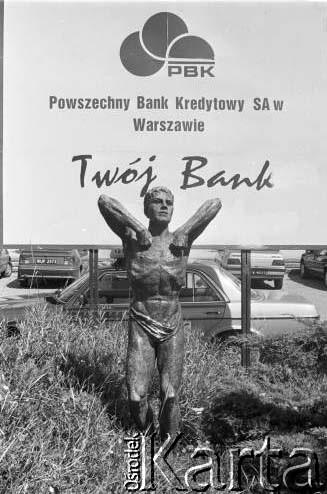 1995, Warszawa, Polska.
Reklama Powszechnego Banku Kredytowego S.A. i rzeźba w trawie.
Fot. Kacper M. Krajewski, zbiory Ośrodka KARTA