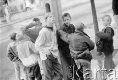 Sierpień 1995, Radzymin k/Warszawy, Polska.
Chłopcy na ulicy miasteczka.
Fot. Kacper M. Krajewski, zbiory Ośrodka KARTA