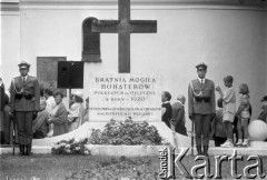 Sierpień 1995, Radzymin k/Warszawy, Polska.
Uroczyste obchody 75 rocznicy Bitwy Warszawskiej, na zdjęciu warta honorowa przy Bratniej Mogile Bohaterów Poległych za Ojczyznę w roku 1920.
Fot. Kacper M. Krajewski, zbiory Ośrodka KARTA