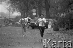 11.11.1995, Warszawa, Polska.
Bieg Niepodległości, na zdjęciu zawodnicy na trasie.
Fot. Kacper M. Krajewski, zbiory Ośrodka KARTA