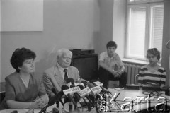 1995, Warszawa, Polska.
Konferencja prasowa kandydatów na prezydenta RP Hanny Gronkiewicz-Waltz i Adama Strzembosza, n/z od lewej: Hanna Gronkiewicz-Waltz, Adam Strzembosz.
Fot. Kacper M. Krajewski, zbiory Ośrodka KARTA