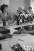 1995, Warszawa, Polska.
Konferencja prasowa kandydatów na prezydenta RP Hanny Gronkiewicz-Waltz i Adama Strzembosza, n/z od lewej: Hanna Gronkiewicz-Waltz, Adam Strzembosz.
Fot. Kacper M. Krajewski, zbiory Ośrodka KARTA
