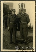 Lipiec 1945, Westerland/Sylt, Niemcy.
Polski oficer łącznikowy i brytyjski żołnierz 174 Baterii 58 Pułku Artylerii Przeciwlotniczej wchodzącej w skład 11 Dywizji Pancernej Wielkiej Brytanii, dowodzonej przez generała Georg'a Roberts'a.
Fot. NN, zbiory Ośrodka KARTA, album Zofii i Czesława Michalskich, przekazał Adam Pyrek.
