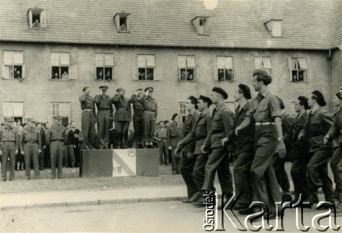 15.08.1945, Westerland/Sylt, Niemcy.
Święto Żołnierza. Defilada żołnierzy 174 Baterii 58 Pułku Artylerii Przeciwlotniczej wchodzącej w skład 11 Dywizji Pancernej Wielkiej Brytanii, dowodzonej przez generała Georg'a Roberts'a.
Fot. NN, zbiory Ośrodka KARTA, album Zofii i Czesława Michalskich, przekazał Adam Pyrek