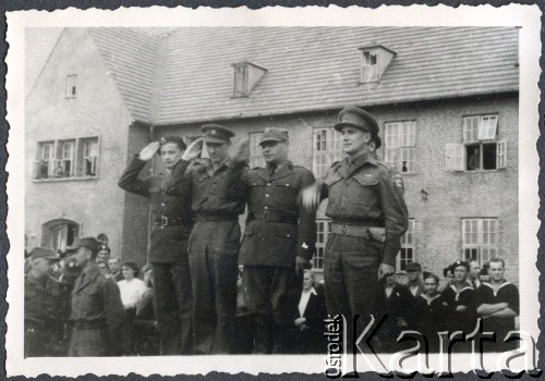 15.08.1945, Westerland/Sylt, Niemcy.
Święto Żołnierza. Defilada żołnierzy 174 Baterii 58 Pułku Artylerii Przeciwlotniczej wchodzącej w skład 11 Dywizji Pancernej Wielkiej Brytanii, dowodzonej przez generała Georg'a Roberts'a.
Fot. NN, zbiory Ośrodka KARTA, album Zofii i Czesława Michalskich, przekazał Adam Pyrek
