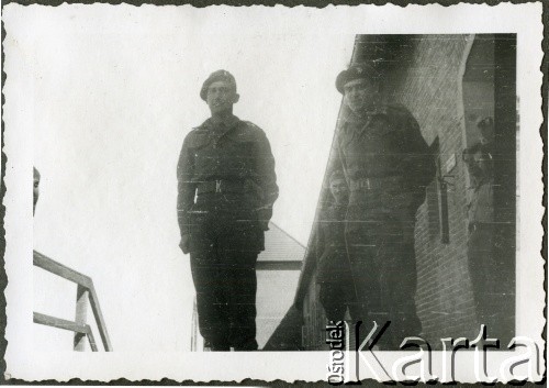 1945, Rantum/Sylt, Niemcy.
Żołnierze 174 Baterii 58 Pułku Artylerii Przeciwlotniczej wchodzącej w skład 11 Dywizji Pancernej Wielkiej Brytanii, dowodzonej przez generała Georg'a Roberts'a, z prawej polski oficer łącznikowy.
Fot. NN, zbiory Ośrodka KARTA, album Zofii i Czesława Michalskich, przekazał Adam Pyrek
