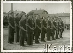 Czerwiec 1945, Westerland/Sylt, Niemcy.
Pluton żandarmerii 174 Baterii 58 Pułku Artylerii Przeciwlotniczej wchodzącej w skład 11 Dywizji Pancernej Wielkiej Brytanii, dowodzonej przez generała Georg'a Roberts'a.
Fot. NN, zbiory Ośrodka KARTA, album Zofii i Czesława Michalskich,  przekazał Adam Pyrek
