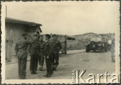 Czerwiec 1945, Rantum/Sylt, Niemcy.
Dowódca 11 Dywizji Pancernej Wielkiej Brytanii, generał Georg Roberts (stoi bokiem z prawej) z polskim oficerem łącznikowym ( na przeciwko gen. Roberts'a) oraz żołnierzami brytyjskimi 174 Baterii 58 Pułku Artylerii Przeciwlotniczej. 
Fot. NN, zbiory Ośrodka KARTA, album Zofii i Czesława Michalskich, przekazał Adam Pyrek