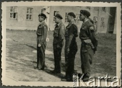 Czerwiec 1945, Rantum/Sylt, Niemcy.
Dowódca 11 Dywizji Pancernej Wielkiej Brytanii, generał Georg Roberts (1. z lewej) z polskim oficerem łącznikowym (2. z lewej) oraz żołnierzami 174 Baterii 58 Pułku Artylerii Przeciwlotniczej.
Fot. NN, zbiory Ośrodka KARTA, album Zofii i Czesława Michalskich, przekazał Adam Pyrek