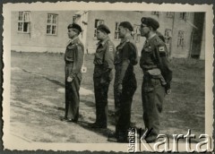 Czerwiec 1945, Rantum/Sylt, Niemcy.
Dowódca 11 Dywizji Pancernej Wielkiej Brytanii, generał Georg Roberts (1. z lewej) z polskim oficerem łącznikowym (2. z lewej) oraz żołnierzami 174 Baterii 58 Pułku Artylerii Przeciwlotniczej.
Fot. NN, zbiory Ośrodka KARTA, album Zofii i Czesława Michalskich, przekazał Adam Pyrek