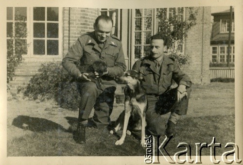Lipiec 1945, Westerland/Sylt, Niemcy.
Polski oficer łącznikowy z żołnierzem brytyjskim z 174 Baterii 58 Pułku Artylerii Przeciwlotniczej, wchodzącej w skład 11 Dywizji Pancernej Wielkiej Brytanii, przed mesą.
Fot. NN, zbiory Ośrodka KARTA, album Zofii i Czesława Michalskich, przekazał Adam Pyrek