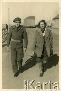 Sierpień 1945, Sylt, Niemcy.
Polski oficer łącznikowy 174 Baterii 58 Pułku Artylerii Przeciwlotniczej wchodzącej w skład 11 Dywizji Pancernej Wielkiej Brytanii w towarzystwie kobiety.
Fot. NN, zbiory Ośrodka KARTA, album Zofii i Czesława Michalskich, przekazał Adam Pyrek