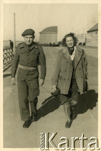 Sierpień 1945, Sylt, Niemcy.
Polski oficer łącznikowy 174 Baterii 58 Pułku Artylerii Przeciwlotniczej wchodzącej w skład 11 Dywizji Pancernej Wielkiej Brytanii w towarzystwie kobiety.
Fot. NN, zbiory Ośrodka KARTA, album Zofii i Czesława Michalskich, przekazał Adam Pyrek