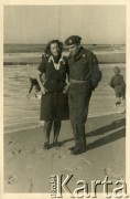 Sierpień 1945, Sylt, Niemcy.
Polski oficer łącznikowy 174 Baterii 58 Pułku Artylerii Przeciwlotniczej wchodzącej w skład 11 Dywizji Pancernej Wielkiej Brytanii w towarzystwie kobiety.
Fot. NN, zbiory Ośrodka KARTA, album Zofii i Czesława Michalskich, przekazał Adam Pyrek