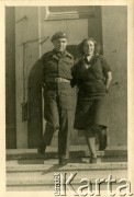 Sierpień 1945, Sylt, Niemcy.
Polski oficer łącznikowy 174 Baterii 58 Pułku Artylerii Przeciwlotniczej wchodzącej w skład 11 Dywizji Pancernej Wielkiej Brytanii w towarzystwie kobiety.
Fot. NN, zbiory Ośrodka KARTA, album Zofii i Czesława Michalskich, przekazał Adam Pyrek
